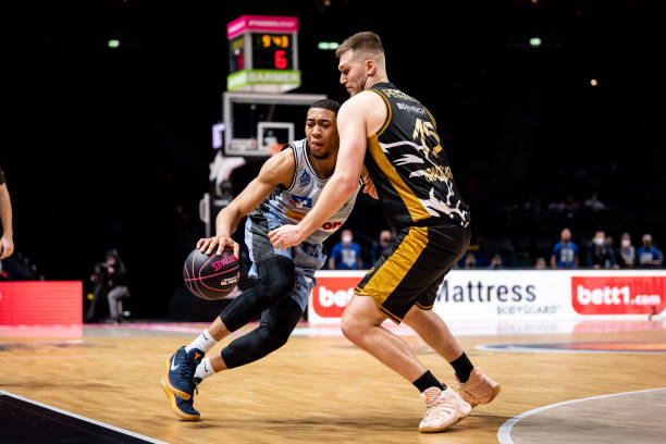 持球吸引防 持球吸引防